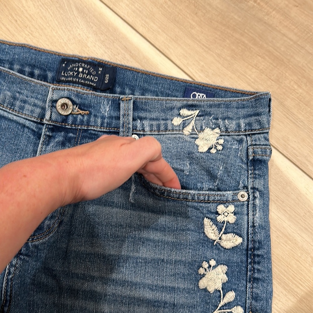 EUC Women’s Lucky Brand Size 6 28 Stretch Denim Jean Shorts embroidered flowers - Picture 5 of 8
